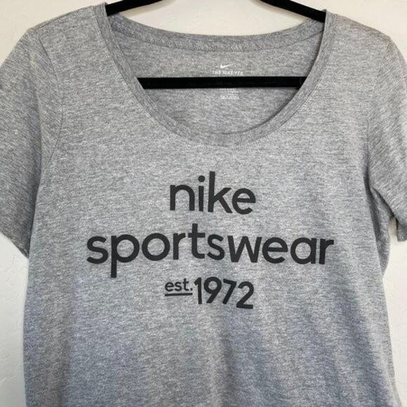 Nike Gray Athletic Cut The Nike Graphic Tee Medium - Picture 3 of 6